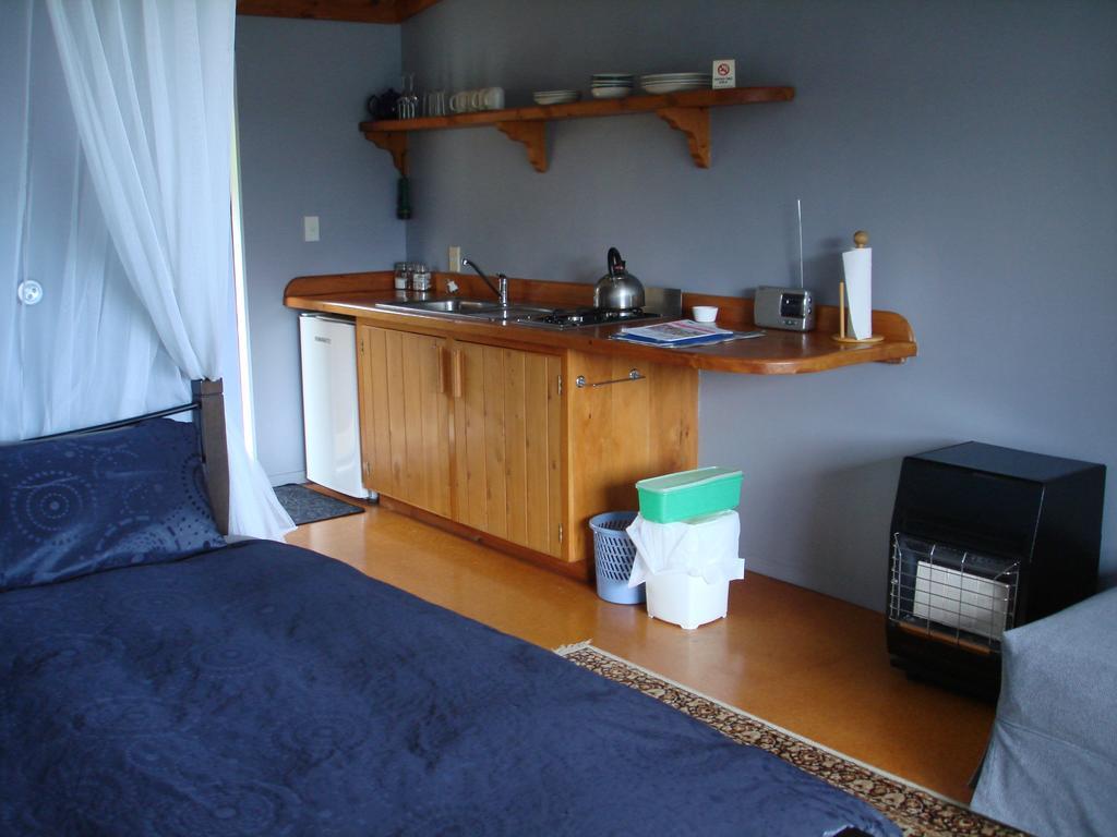 Manuka Lodge Tryphena Экстерьер фото