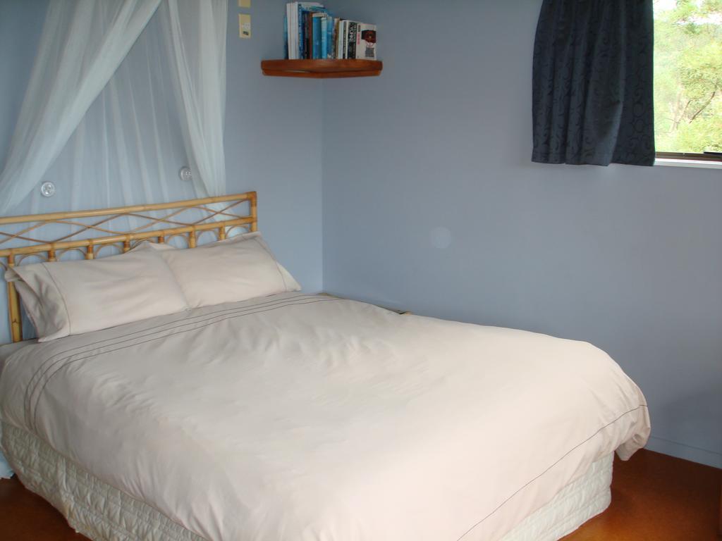Manuka Lodge Tryphena Экстерьер фото
