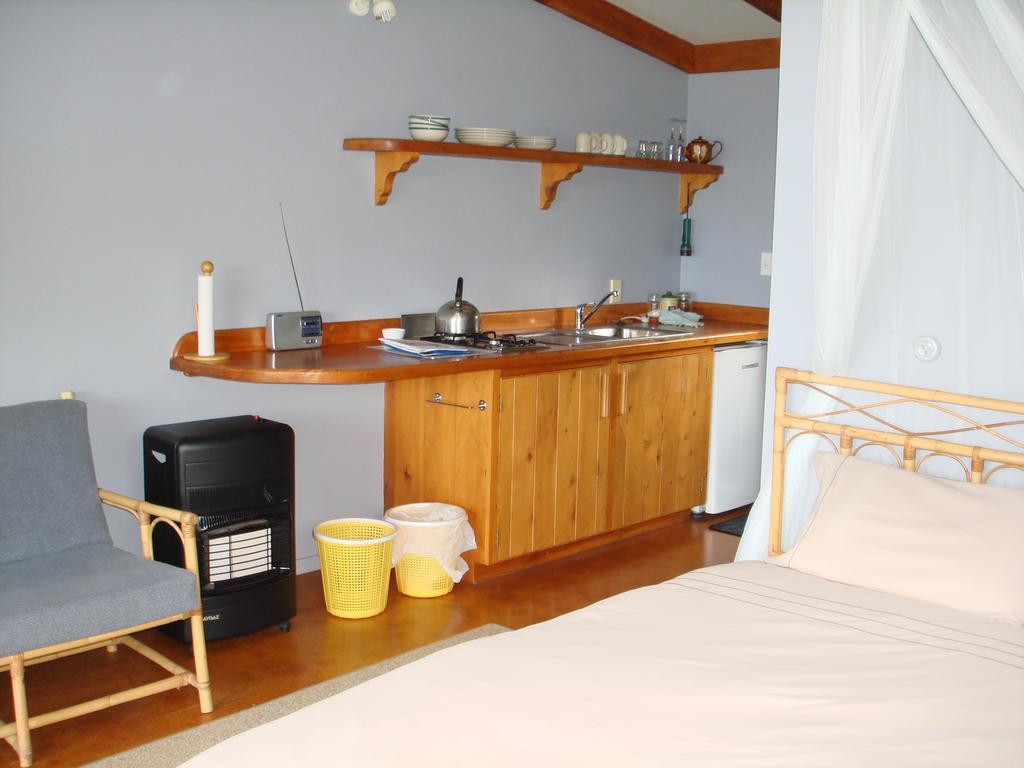 Manuka Lodge Tryphena Экстерьер фото