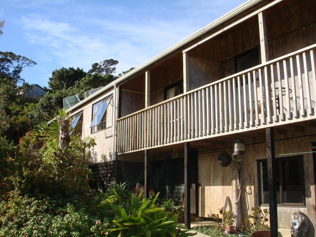 Manuka Lodge Tryphena Экстерьер фото